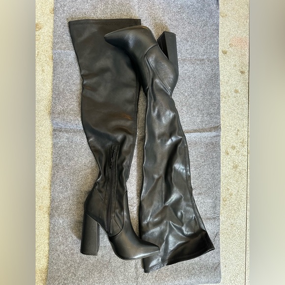 PrettyLittleThing Black Over-the-Knee Boots - Picture 1 of 2